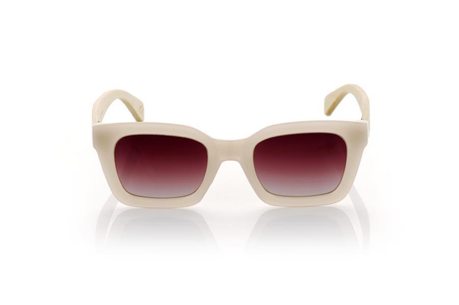 Gafas de Madera Natural de Arce ELLA. Las gafas de sol ELLA son el accesorio perfecto para cualquier mujer que busque una combinación de estilo y funcionalidad. Con una montura frontal en color hueso profundo transparente satinado, la montura es más gruesa y tiene una forma cuadrada con esquinas redondeadas que aporta un toque de sofisticación.Las varillas anchas de madera de arce clara combinan a la perfección con la montura.  Ya sea en un día soleado en la playa o en un paseo por la ciudad, las gafas ELLA te acompañarán a donde quiera que vayas. Medida frontal 148x51 Calibre: 50 Venta al Por Mayor y Detalle | Root Sunglasses® 